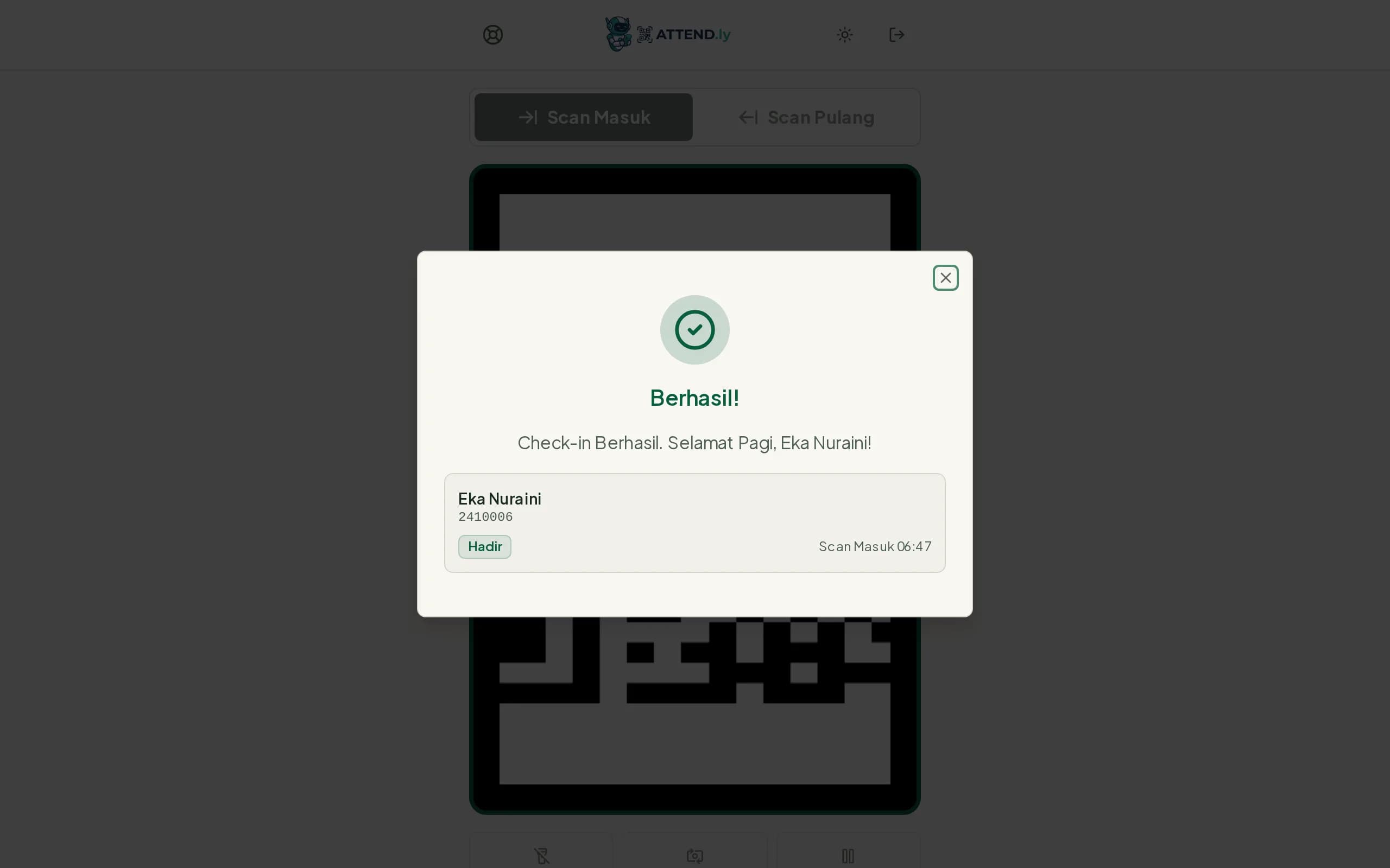 Dialog hasil pindai bertuliskan Berhasil beserta nama siswa, nomor induk, status Hadir, dan jam scan masuk